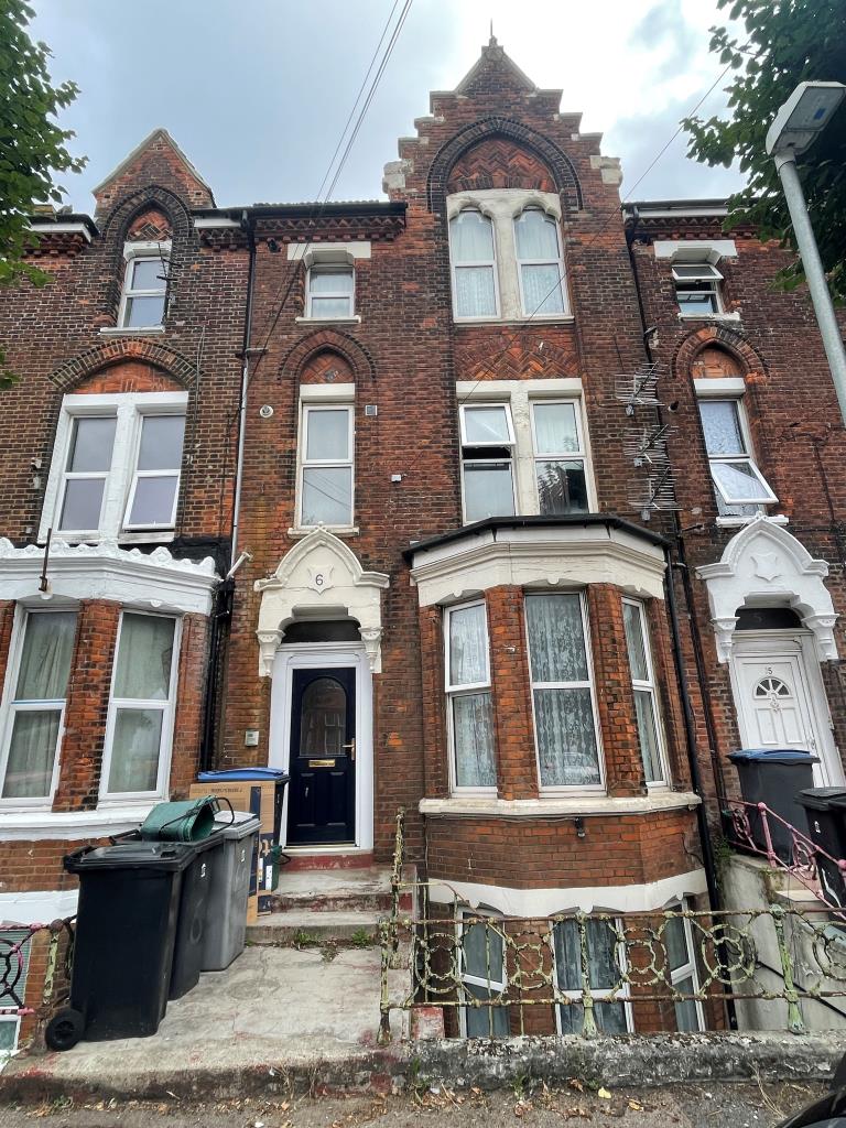 Lot: 44 - FREEHOLD BLOCK FOR INVESTMENT TWO FLATS AND MAISONETTE -
